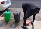2月，給全村的垃圾桶來個(gè)大掃除