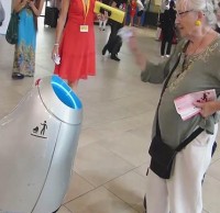 國外智能垃圾桶小發(fā)明：招招手就會靠近