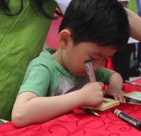 社工進社區(qū)開展垃圾分類宣傳