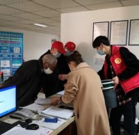 半山社區(qū)為半山家苑每戶(hù)家庭發(fā)放分類(lèi)垃圾桶