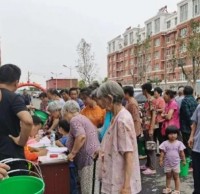 崔寨街道開展社區(qū)免費(fèi)發(fā)放分類垃圾桶活動！