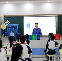 南城城管分局走進(jìn)南城陽光四小開展垃圾分類宣傳活動